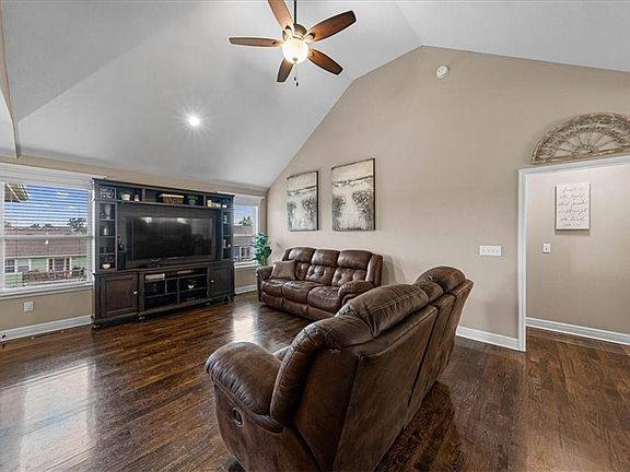5th image of 836 N Hickory Dr