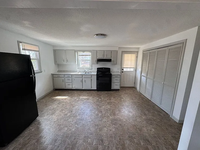 45 N Lake Ave — Photo 2