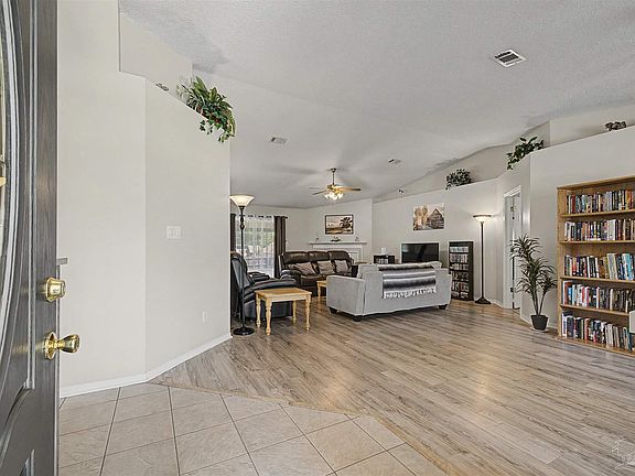 3rd image of 716 Valley Grande Rd