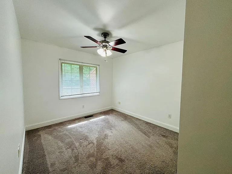 322 Shenandoah Cir — Photo 9
