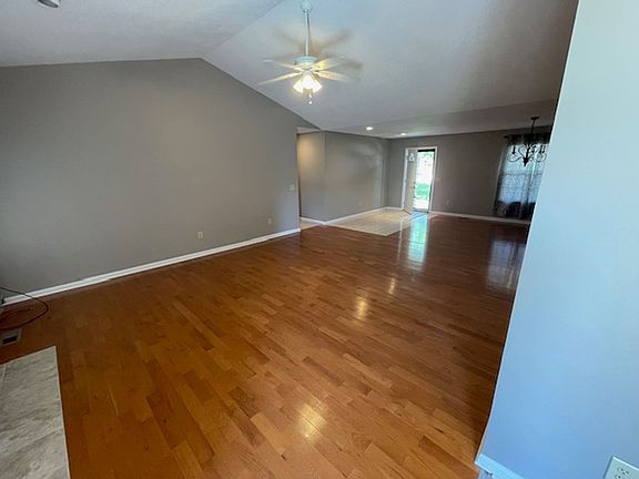 3rd image of 806 Woodglen Ct