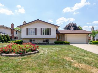 7402 Adams St, Darien, IL 60561