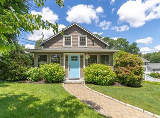 2 Parkwood Rd, Lynnfield, MA 01940