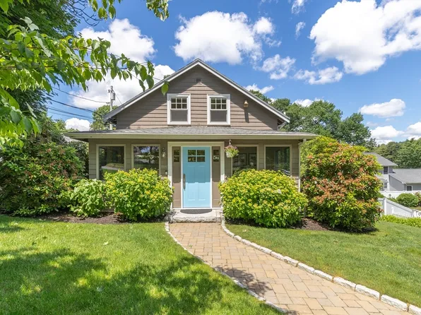 2 Parkwood Rd, Lynnfield, MA 01940