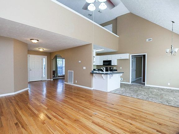 2nd image of 609 Hornsby Ln