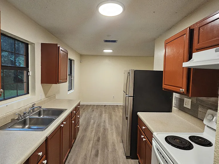 305 E Lake St — Photo 32