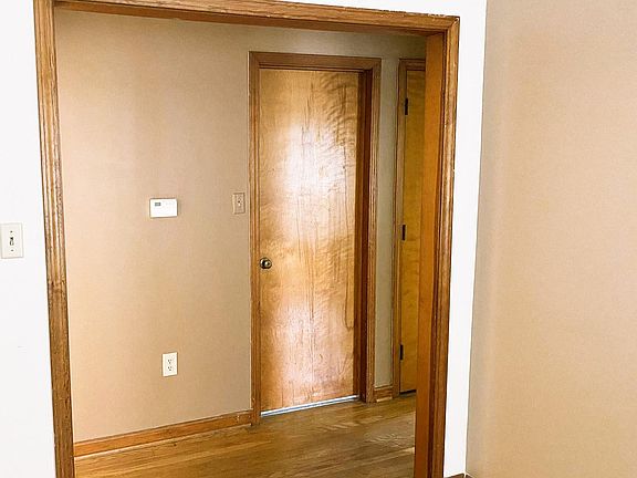 4th image of 107 E Aaron Dr