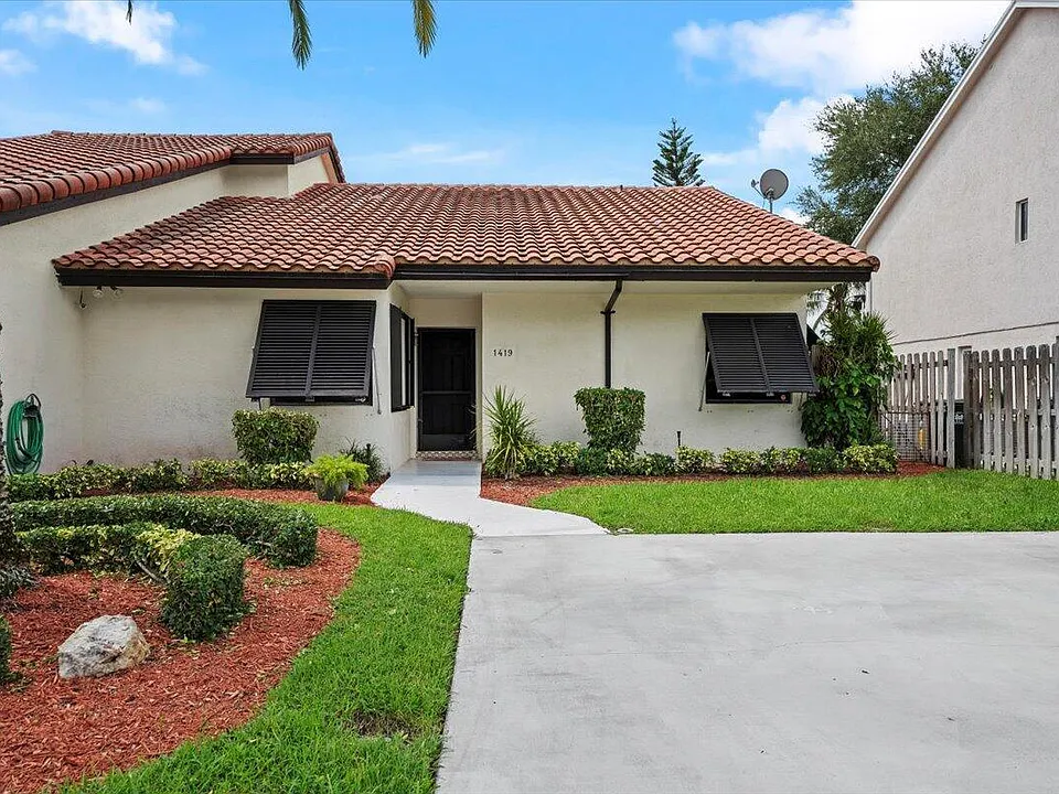 1419 Riverside Cir