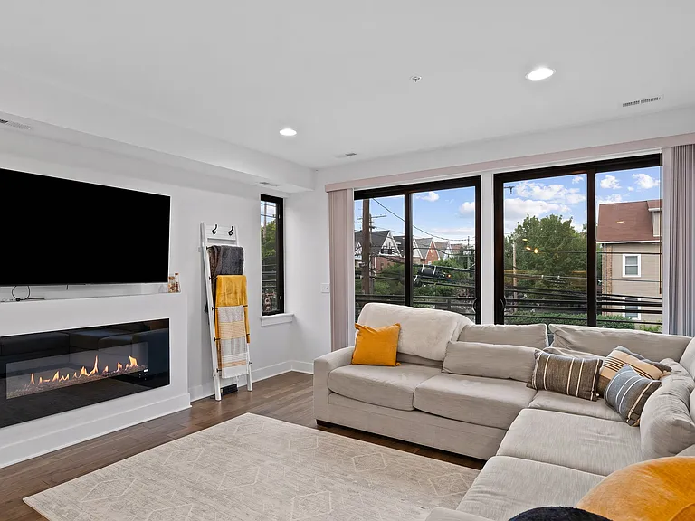 2200 W 7th St — Photo 3
