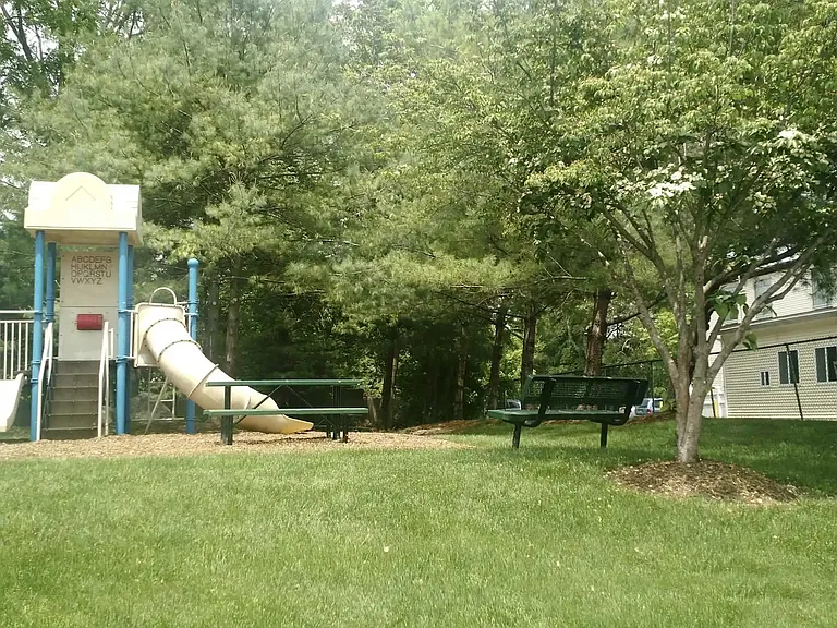 Victoria Village Apartments — Photo 21