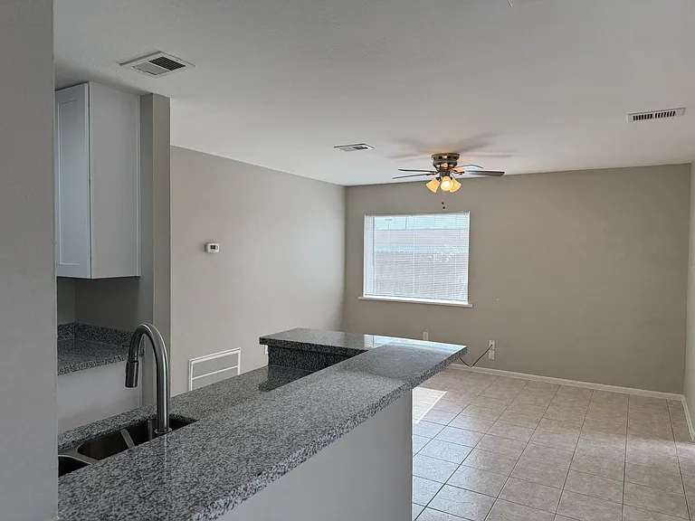 13902 Buckingham Dr — Photo 2