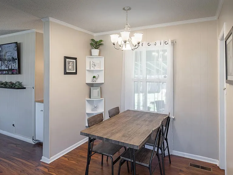 703 Peck Rd NE — Photo 8