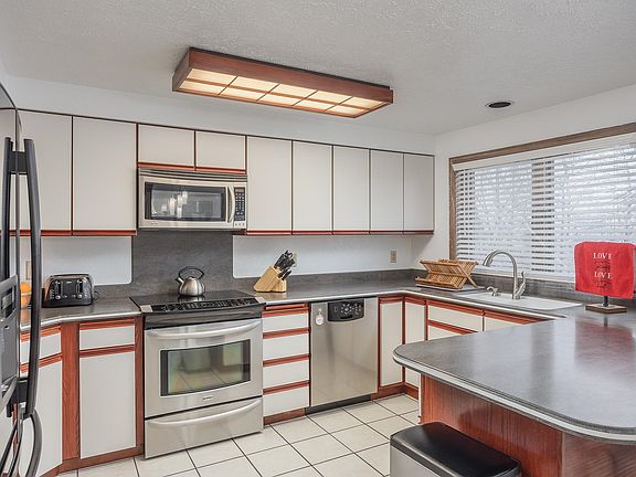 4th image of 968 Lakloey Dr