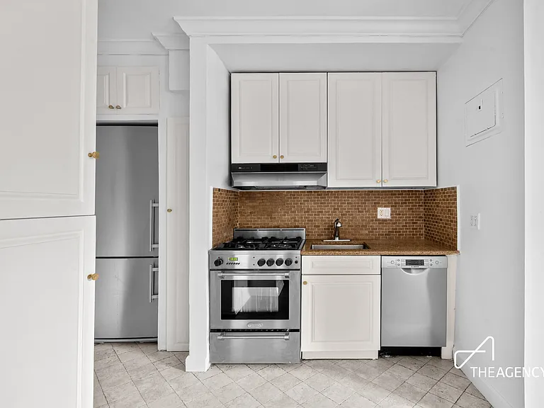 151 E 20th St #4A — Photo 5