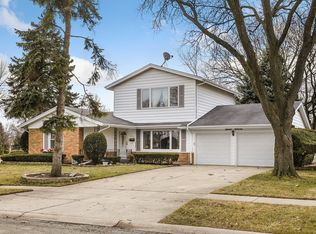 711 Penrith Ave, Elk Grove Village, IL 60007