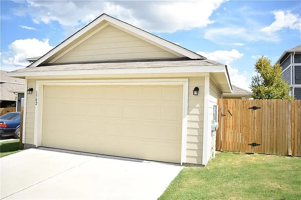 3 bed, 1300 sqft, $1,950 — Photo 3