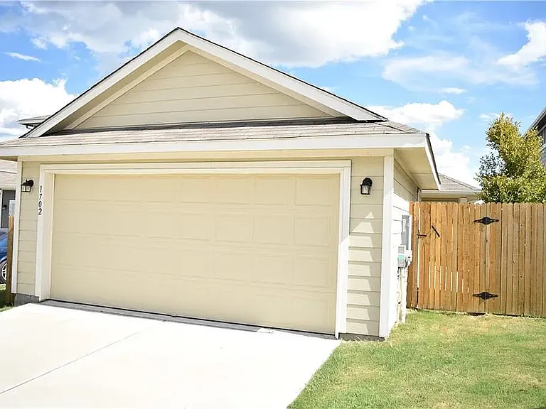 1702 Arborside Dr — Photo 3