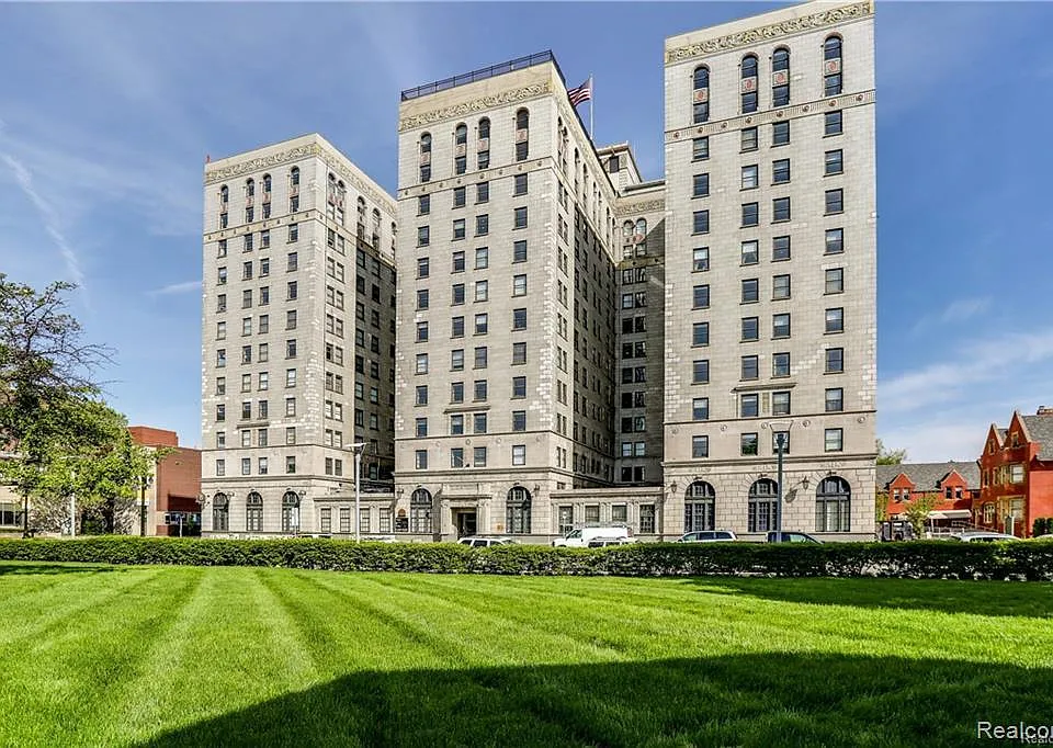 15 E Kirby St #217