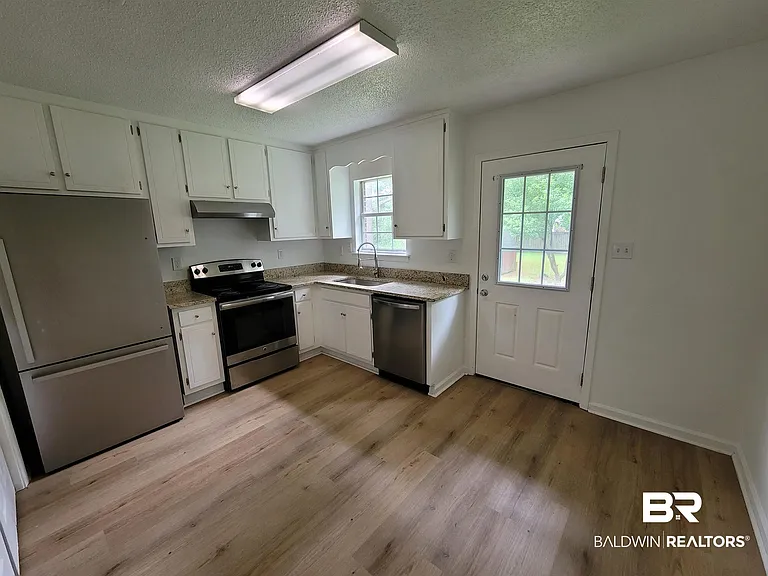 311 W Peachtree Ave — Photo 2