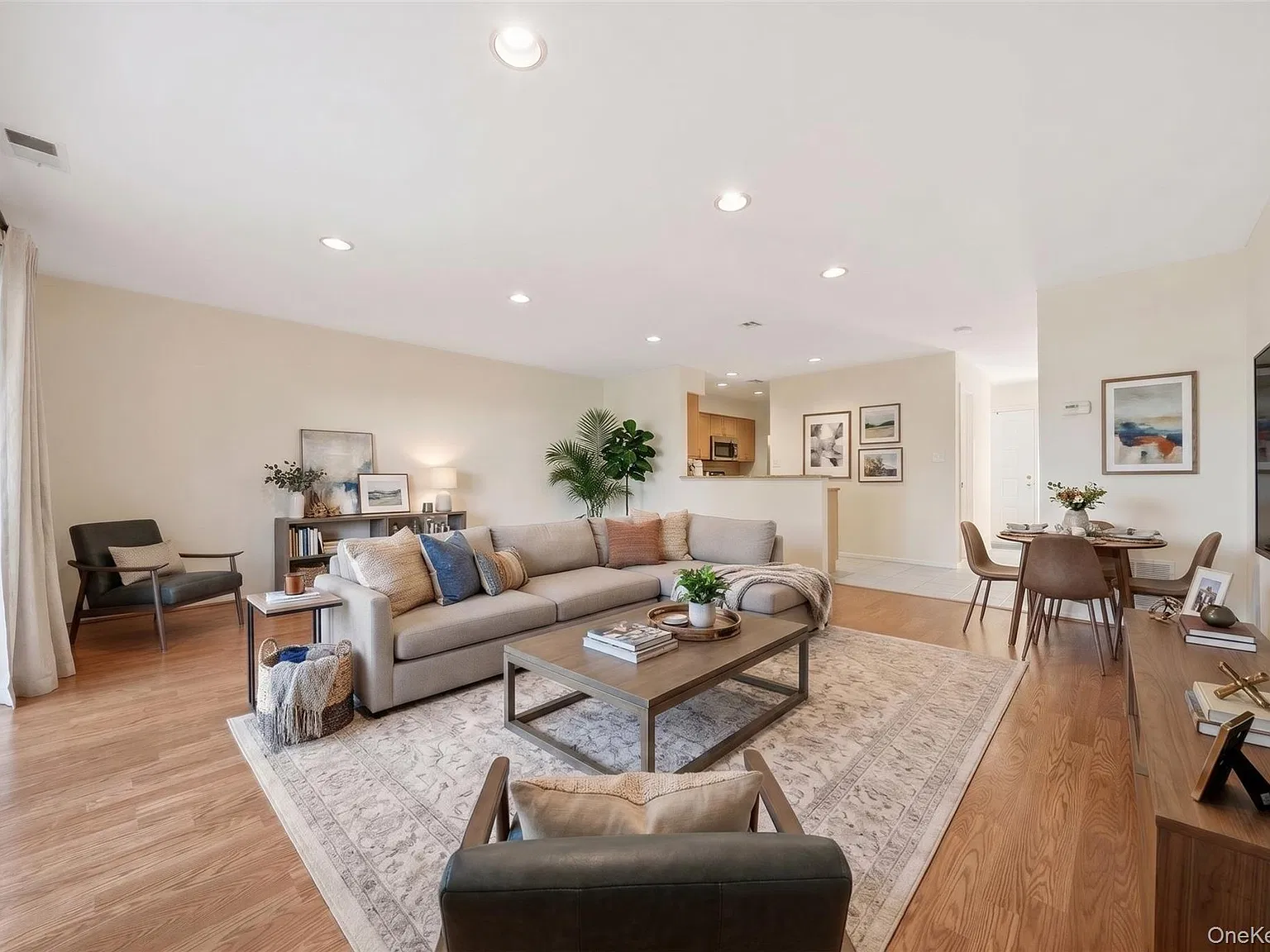 2 bed, 1.5 bath, 53718 sqft, $3,800 — Photo 3