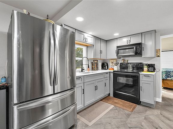 3rd image of 17166 Primrose Ln