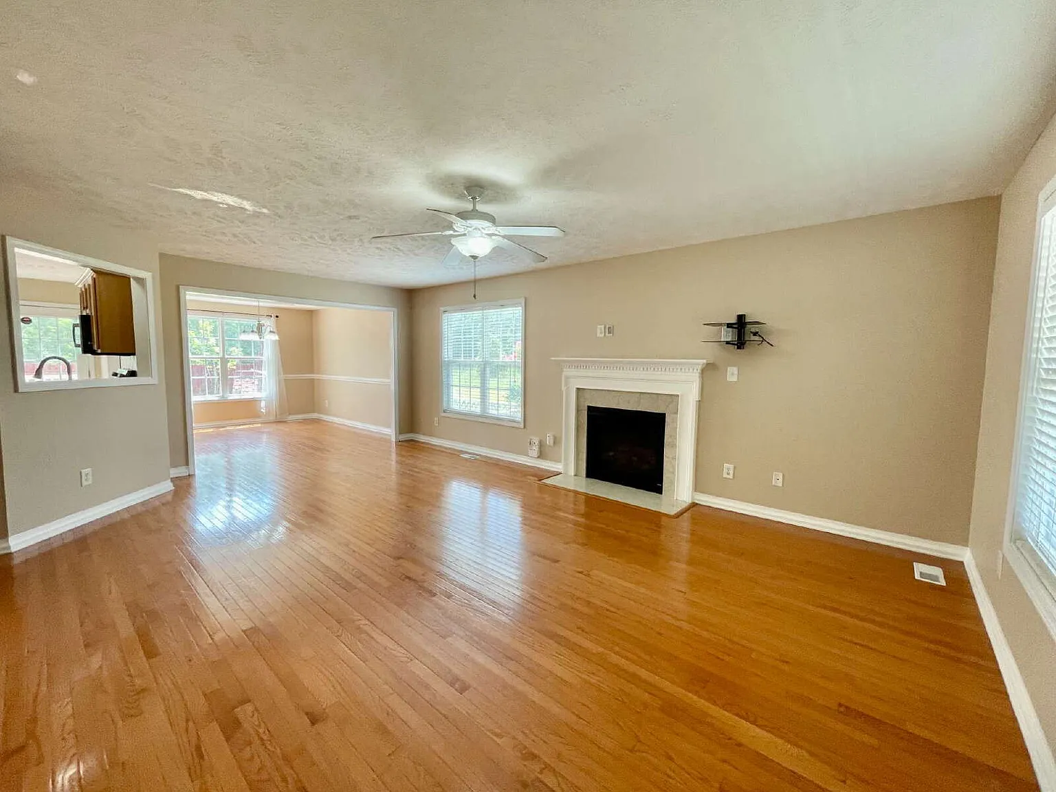 4 bed, 2.5 bath, 1940 sqft, $2,000 — Photo 3