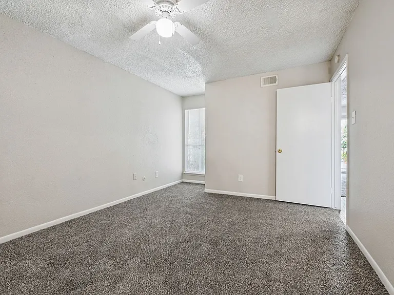 Pine Creek Apartments — Photo 23