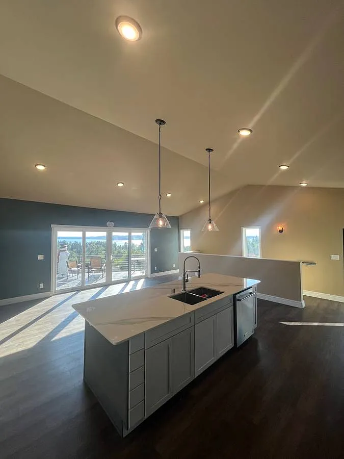 6 bed, 3200 sqft, $5,495 — Photo 2