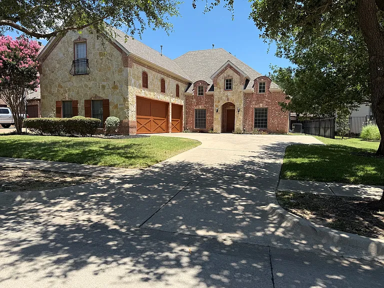 2207 Canterbury Dr — Photo 4