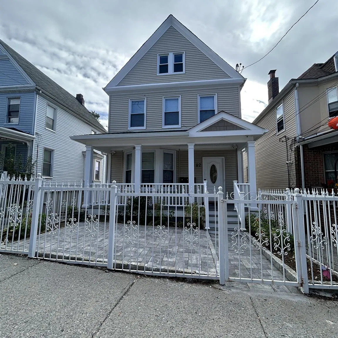 2 bed, 1200 sqft, $3,200 — Photo 1