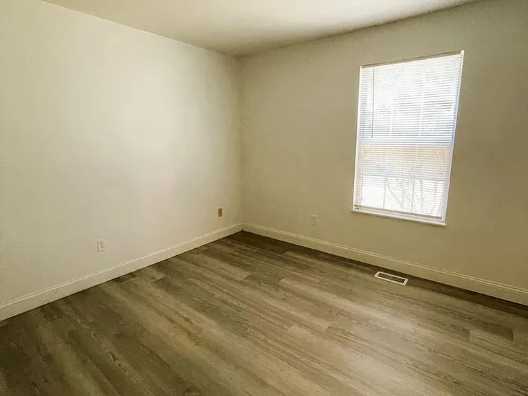 10437 Cable Ave — Photo 11
