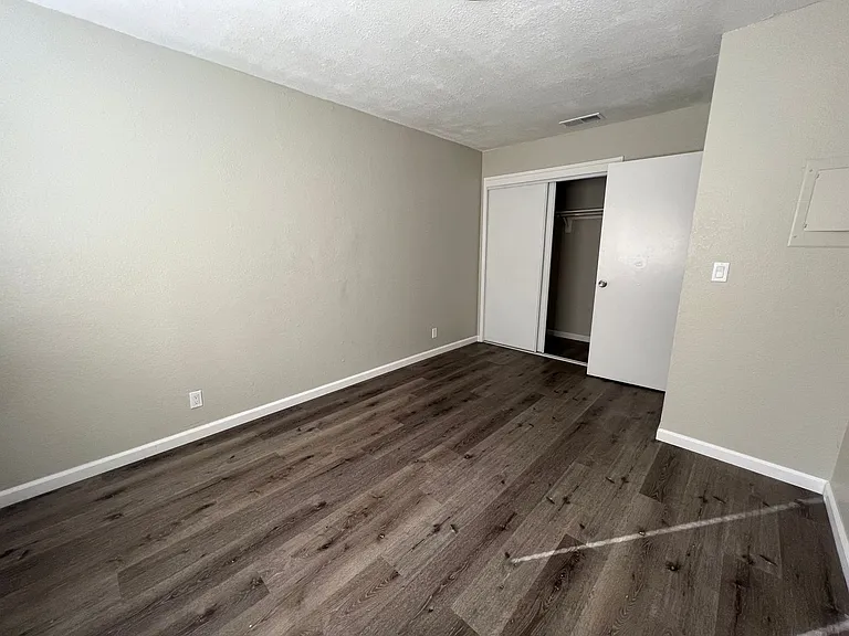 513 E Ridgecrest Blvd — Photo 2