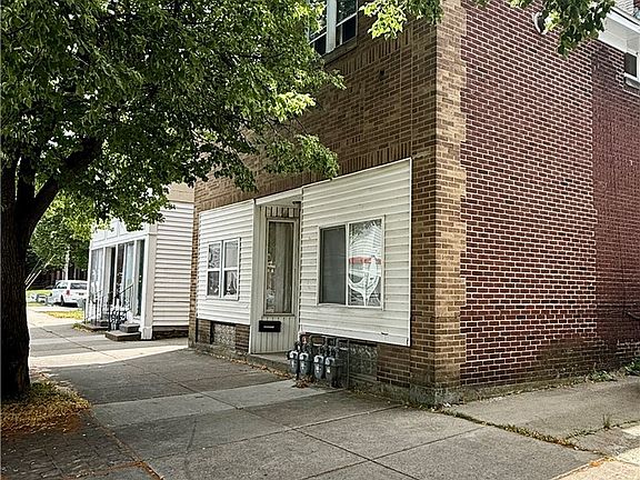 2nd image of 1121 E Lovejoy St