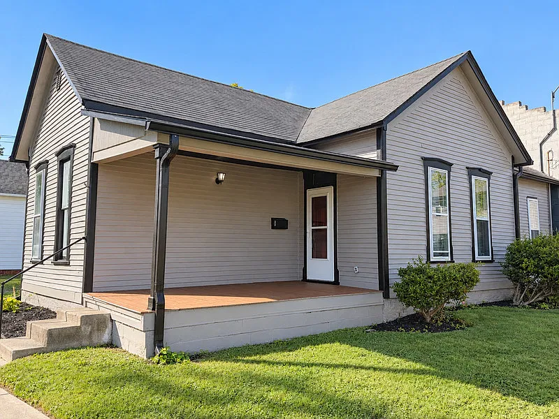 3 bed, 1.0 bath, 1050 sqft, $1,575 — Photo 1