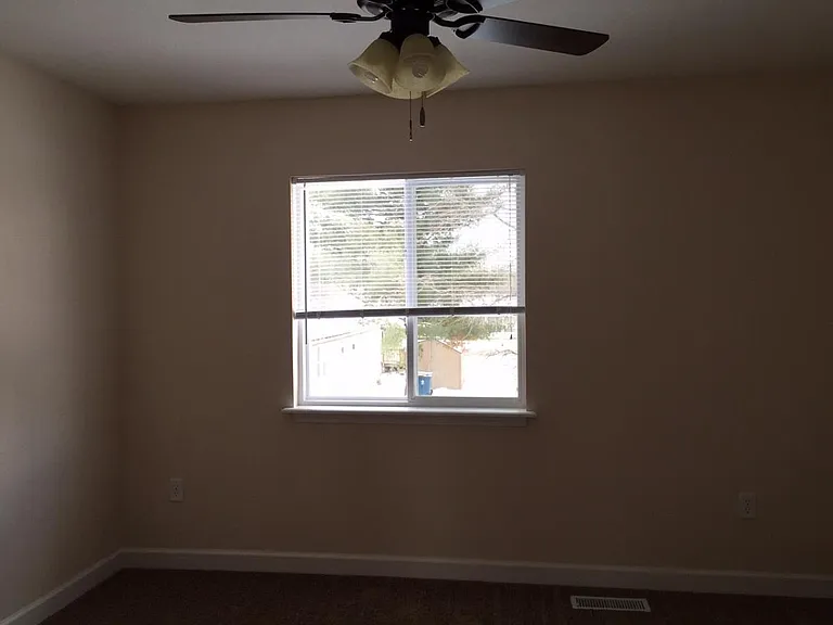 423 Meadow Dr — Photo 14