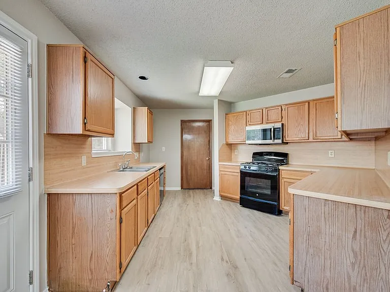 2618 Trumpet Dr — Photo 3