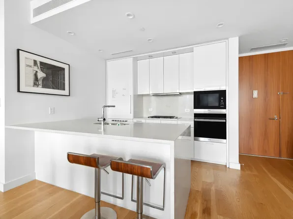 301 East 61st Street 12B image 3 of 9