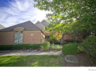 5754 Springbrook Dr, Troy, MI 48098