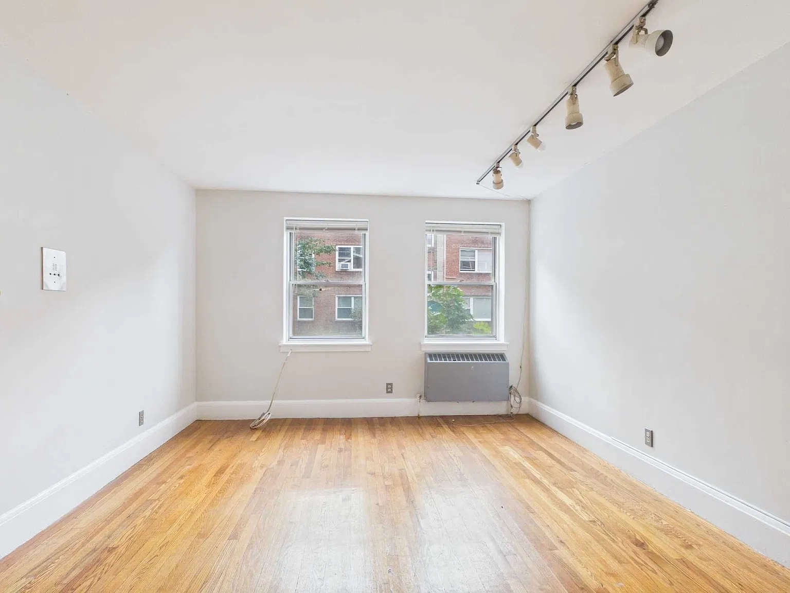 3 bed, 1.0 bath, 898 sqft, $3,100 — Photo 3