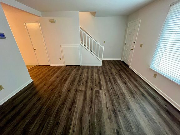 3rd image of 602 Picadilly Sq