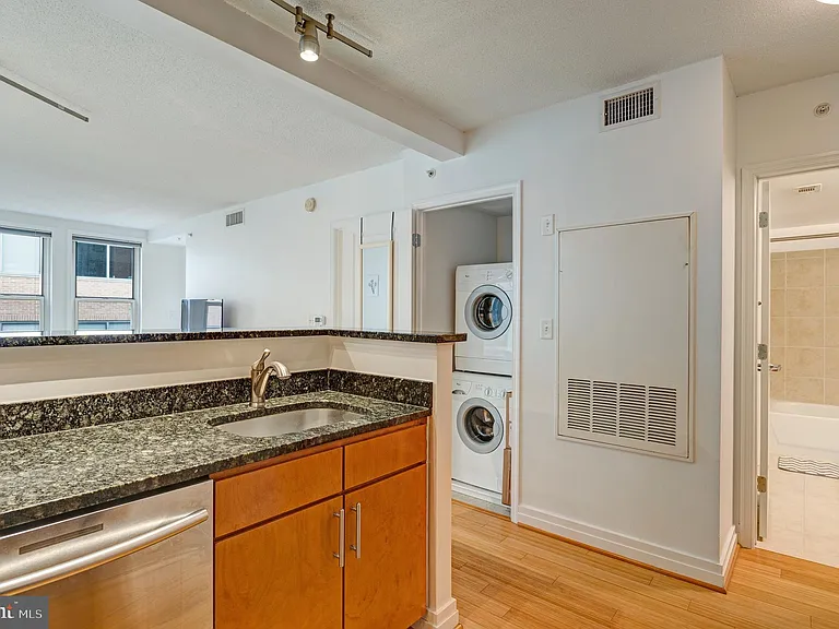 915 E St NW #1001 — Photo 29