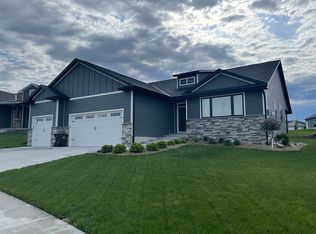 1230 Oakview Dr, Hickman, NE 68372