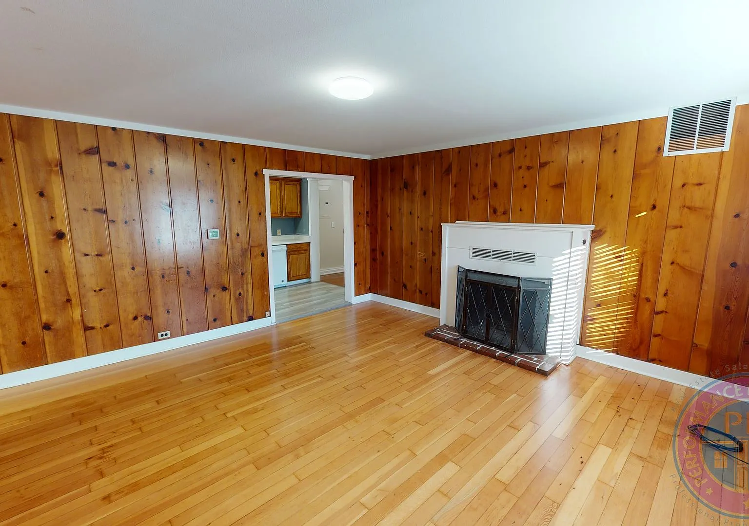 Love Life on Ladd! Lake Oswego Living with a Garage, Shops & Dining Nearby — Photo 3