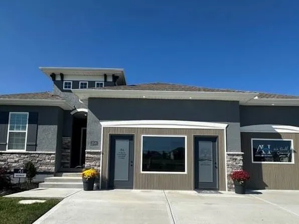 12510 S Parkwood Ln, Lees Summit, MO 64086