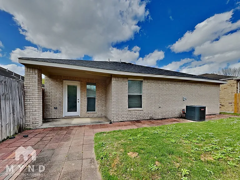 1815 Sherwood Forest Cir — Photo 24
