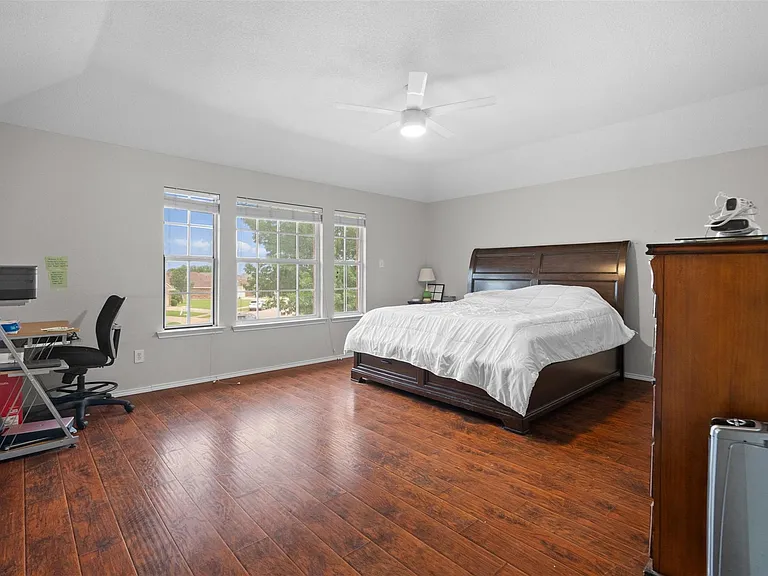921 Zoe St — Photo 24