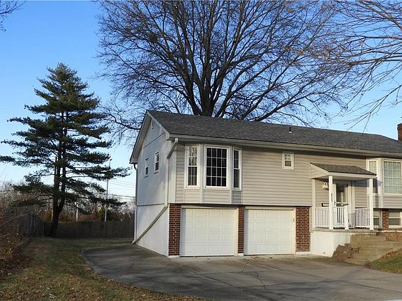 2nd image of 622 NE Applewood St