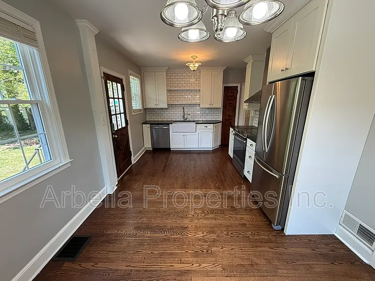 1437 Valley St — Photo 5