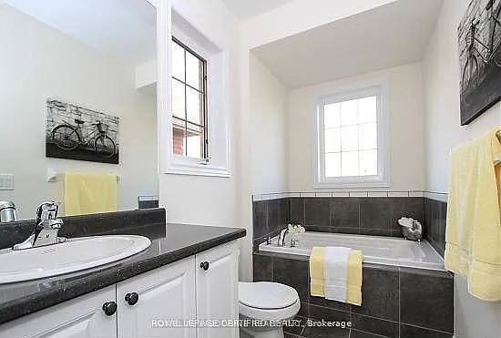 683 Baldwin Cres — Photo 10