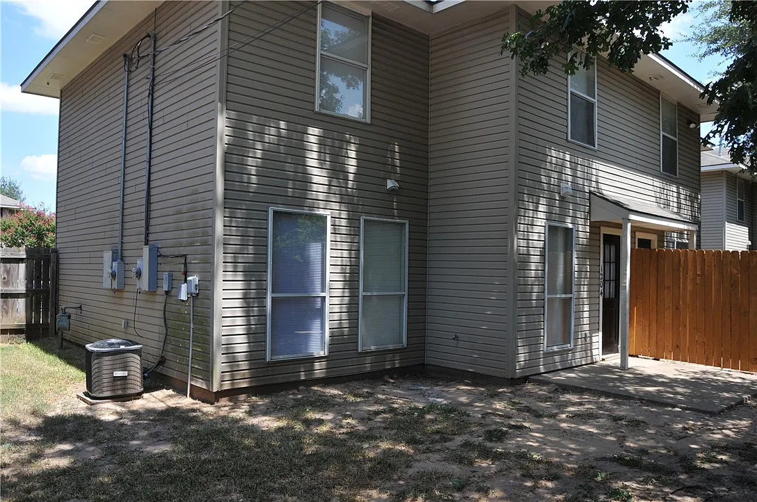 4 bed, 3.5 bath, 1465 sqft, $1,799 — Photo 2